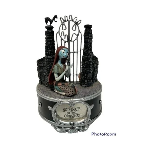 TIM BURTON'S THE NIGHTMARE BEFORE CHRISTMAS MUSICAL SALLY FIGURINE MUSIC BOX - Picture 1 of 2